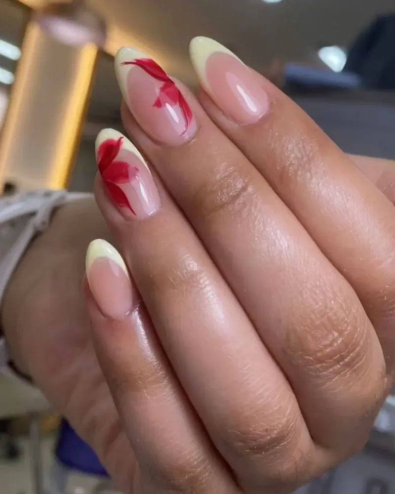 Nail art floral pintado a mano